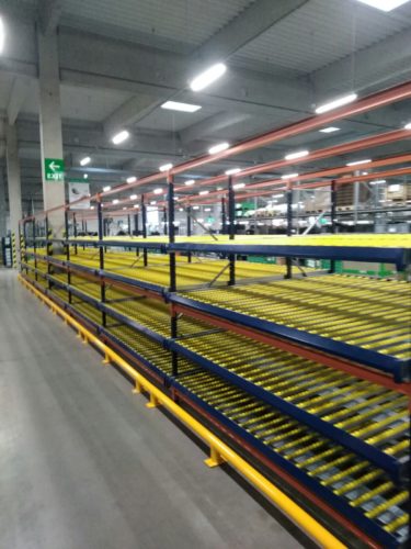 Regále doplnené o valčekové dráhy. využívajú sa hlavne tam kde je nutné výrobné linky neustále zásobovať vstupnými materiálmi. Spolu s plastovými prepravkami tvoria systém FIFO.